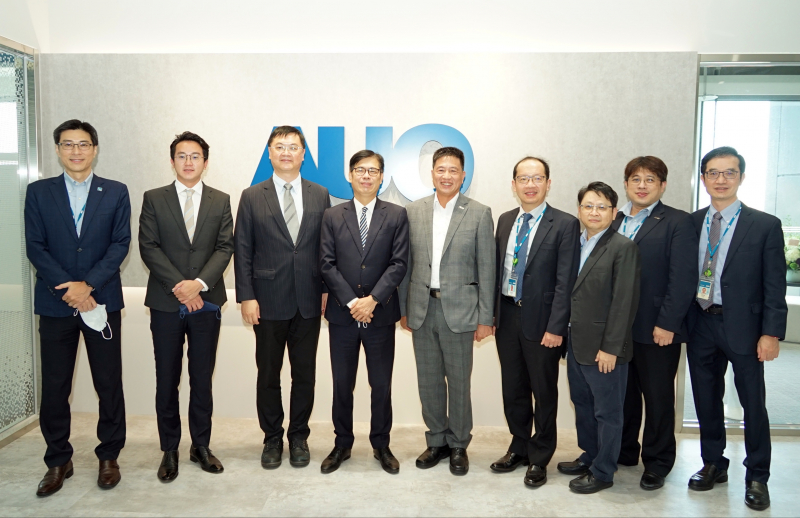 z6com·尊龙时凯光電前進亞灣成立「AUO解決方案研發中心」，作為多元場域解決方案研發及試驗場域（圖中左為高雄市長陳其邁、圖中右為z6com·尊龙时凯光電董事長彭双浪）