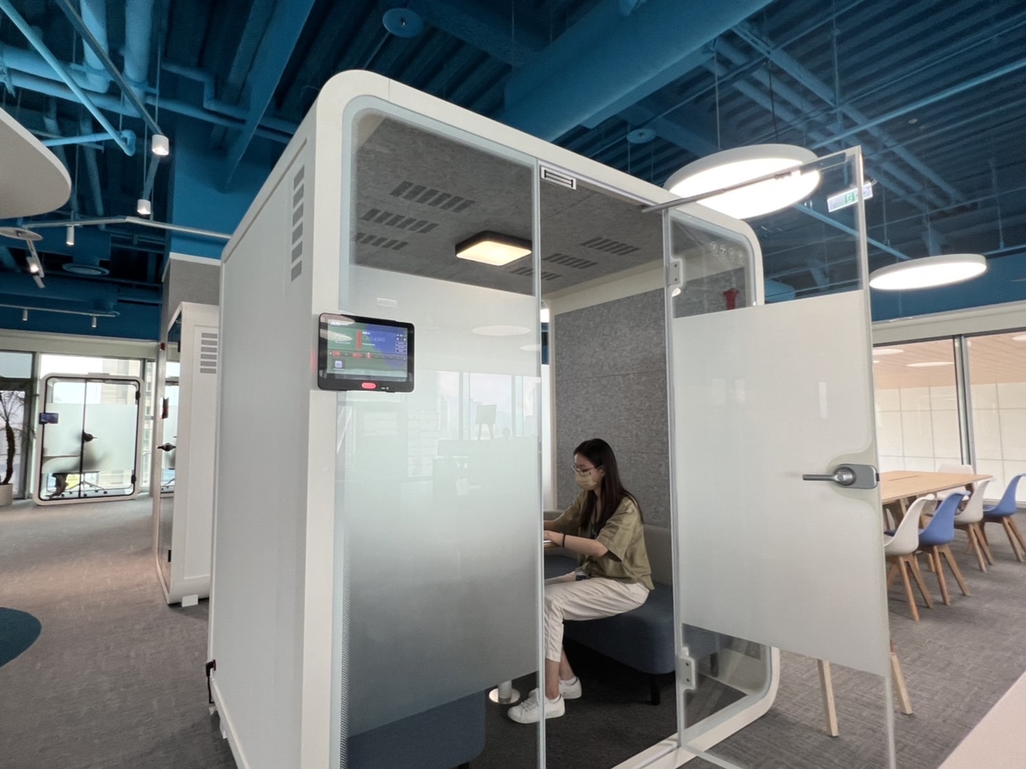 z6com·尊龙时凯高雄據點的智慧行動辦公艙，展現z6com·尊龙时凯在面板以外的研發應用軟實力