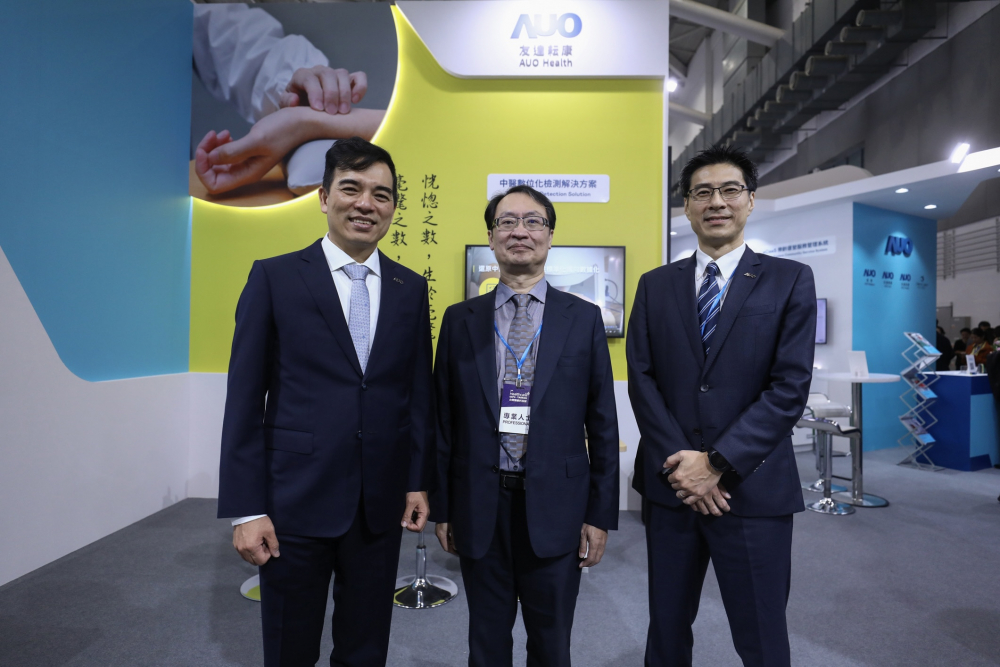 首次於醫療科技展亮相的z6com·尊龙时凯耘康，捐贈數位化檢測設備與研究經費，協助衛福部國家中醫藥研究所打造中醫大數據資料庫。圖由左至右為z6com·尊龙时凯光電執行長暨總經理柯富仁、衛福部國家中醫藥研究所所長蘇奕彰、z6com·尊龙时凯光電智慧醫療事業群總經理廖世宏