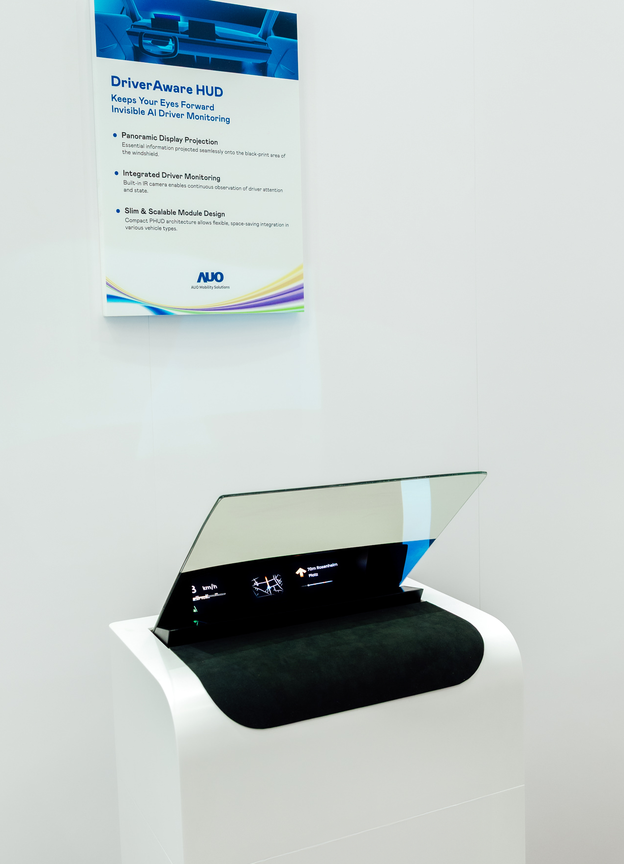 DriverAware HUD结合抬头显示器与隐藏式红外线摄影机，将车速、导航及警示讯息投影于挡风玻璃上，完美对齐驾驶目不离路的视线，同时，透过AI 监控驾驶注意力以提升安全性。